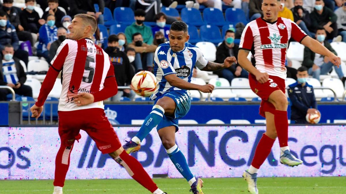 Juergen golpea el balón durante el partido de ayer en Riazor. |  // C. PARDELLAS