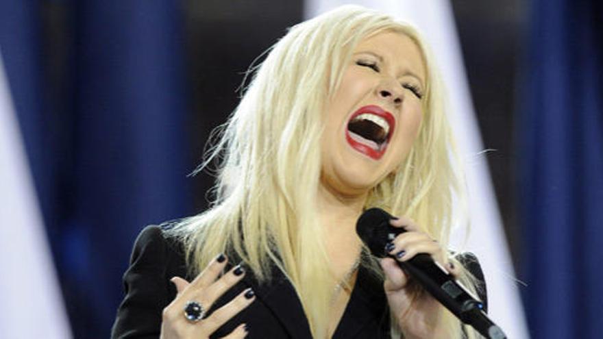 Christina Aguilera interpreta el himno nacional previo al comienzo de la Super Bowl