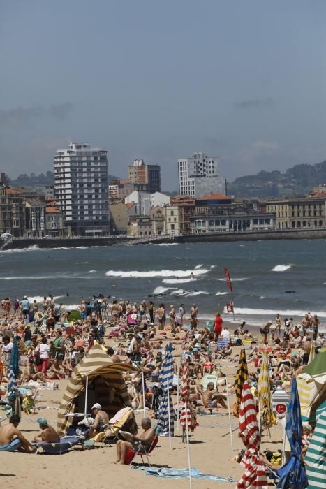 El primer fin de semana de verano llena las playas