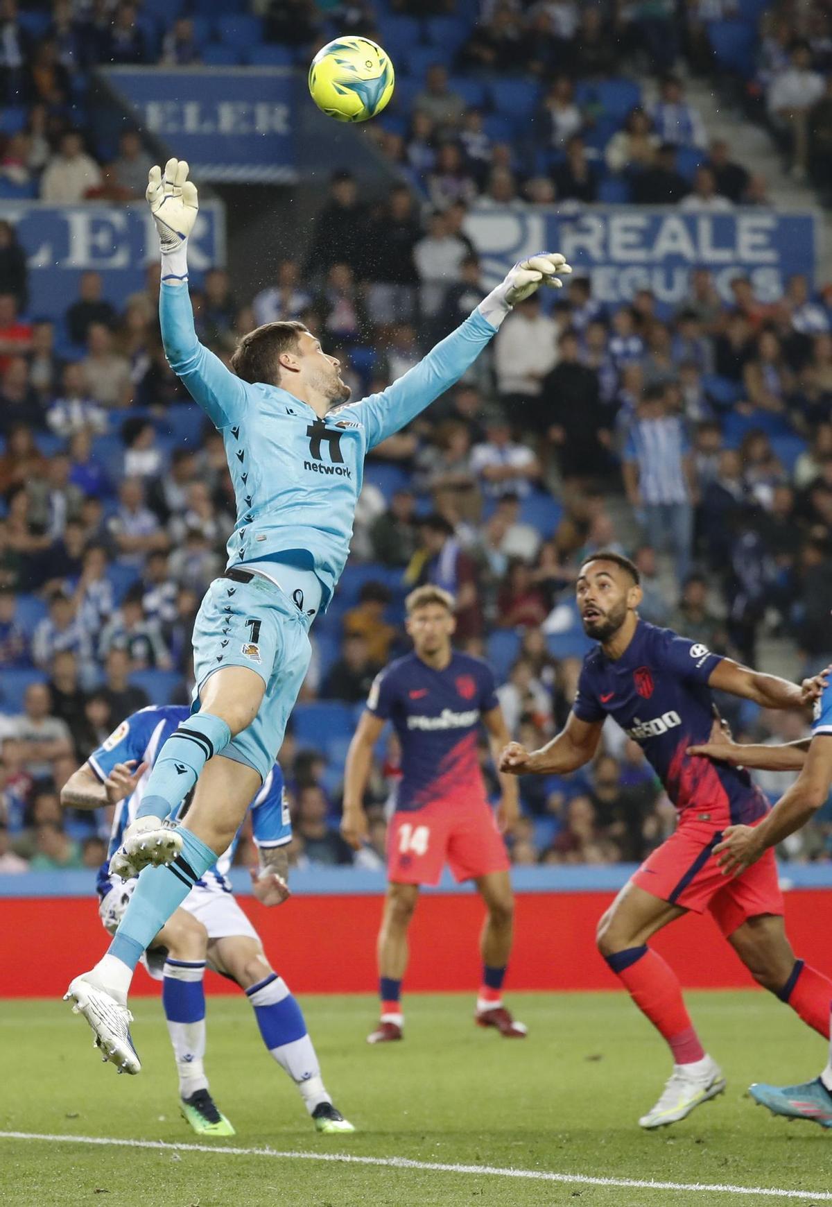 SAN SEBASTIÁN, 22/05/2022.- El portero de la Real Sociedad Alejandro Remiro (i) en acción durante el partido de la jornada 38 de Liga en Primera División que Real Sociedad y Atlético de Madrid disputan hoy domingo en el Reale Arena. EFE/Juan Herrero