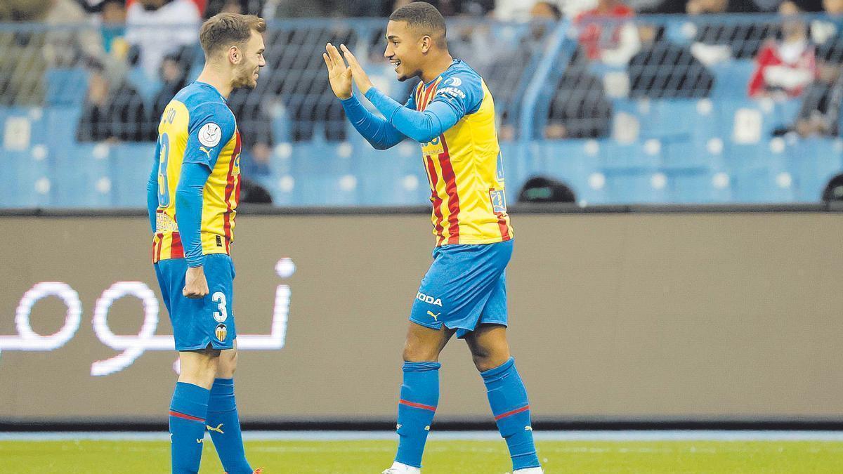 Toni Lato celebra junto a Samuel Lino el gol del Valencia CF en la Supercopa.