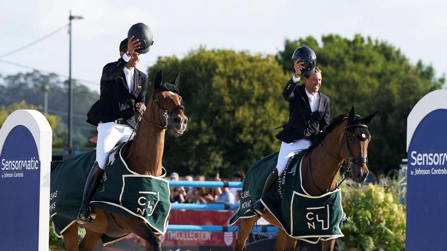 Victor Bettendorf y Simon Delestre hacen juntos la vuelta de honor. |  // OXER SPORT / CSI A CORUÑA