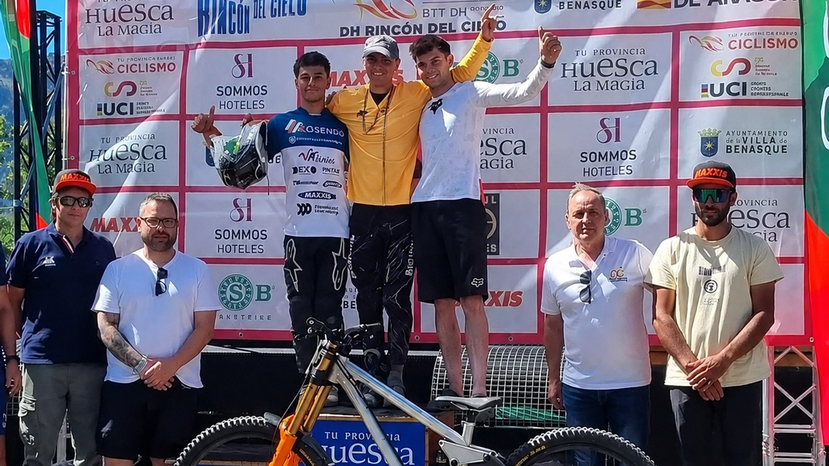 Hugo Rosendo, primeiro pola esquerda, no podio da última proba da Copa de España de Descenso, disputada en Huesca.