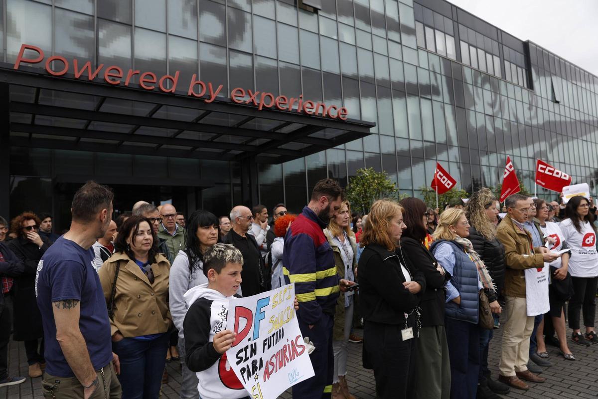 Concentración de trabajadores de Duro Felguera ante la sede de la empresa, en Gijón, en una imagen de archivo.