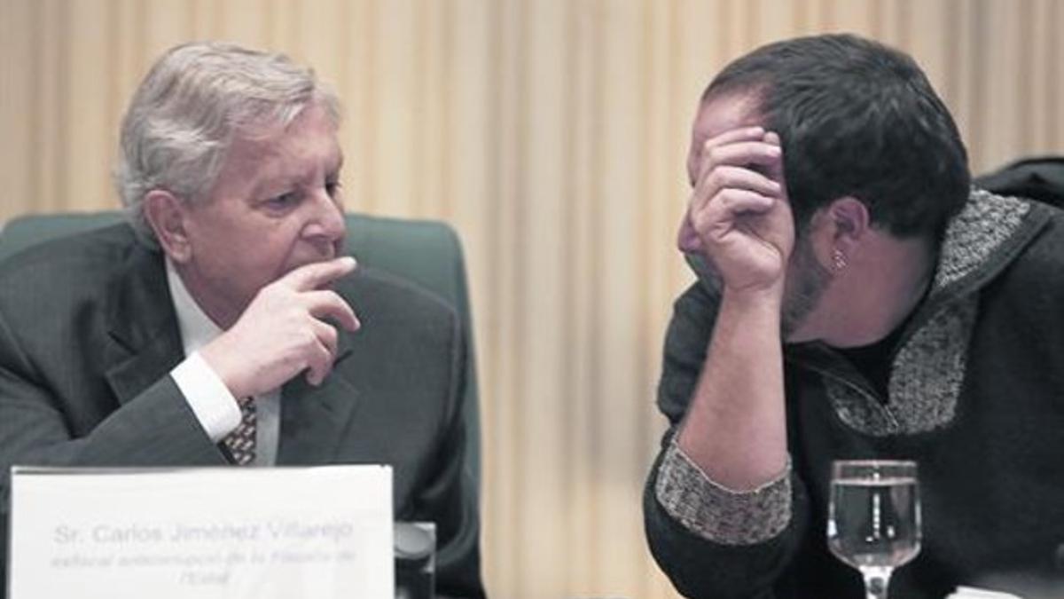 El exfiscal jefe de Catalunya Carlos Jiménez Villarejo charla con David Fernàndez, ayer, en el Parlament.