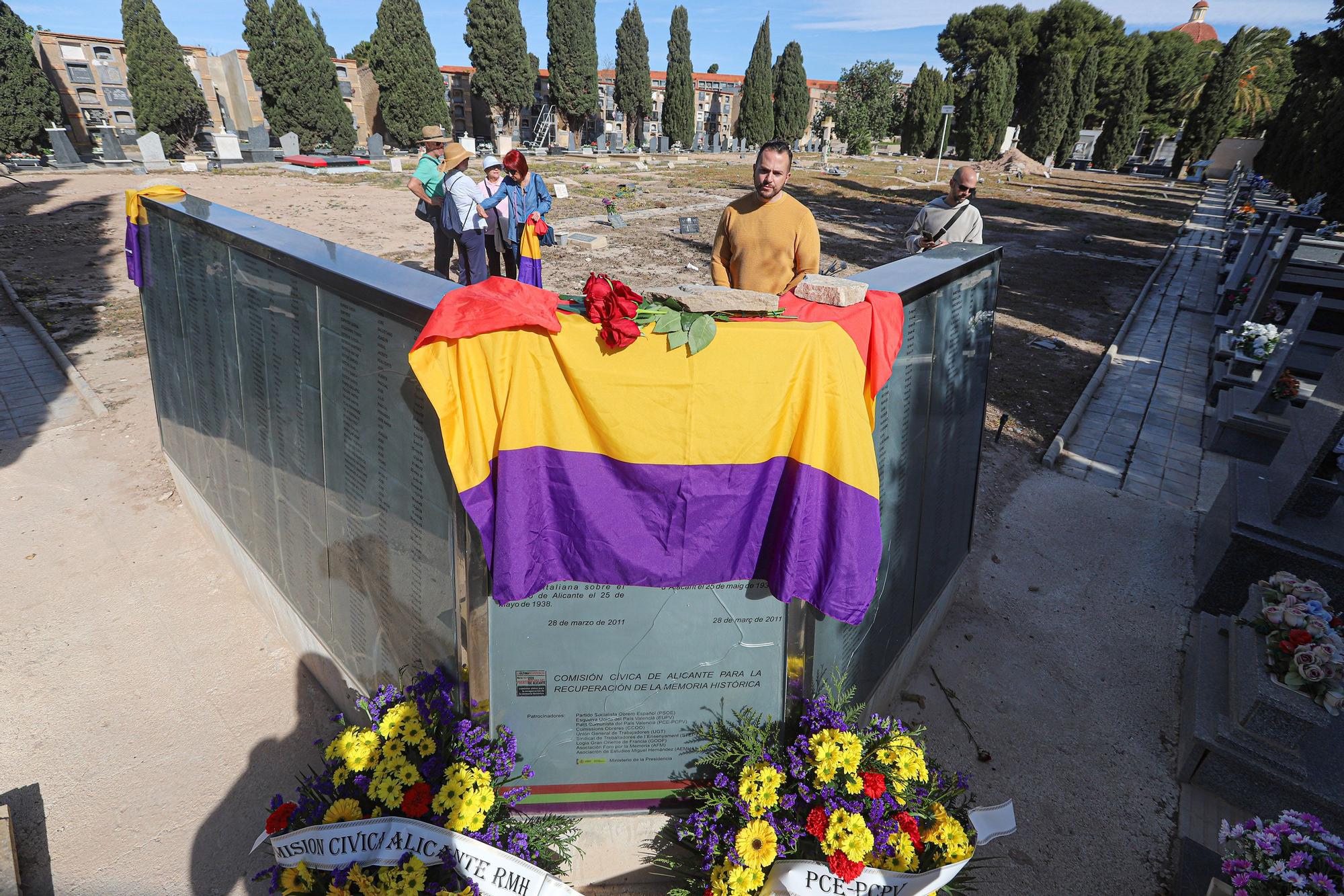 Concentración en el cementerio de Alicante por las personas fueron fusiladas y enterradas por el régimen franquista en fosas comunes