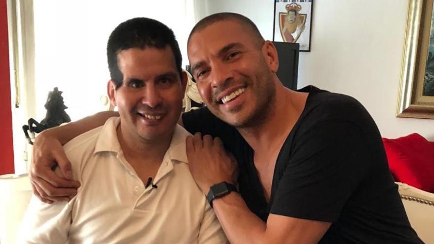 Stan Collymore, junto a Cáceres, en Buenos Aires.