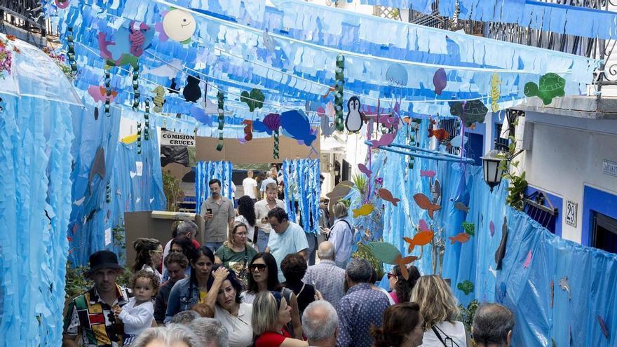 Cruces de mayo deslumbran en el barrio de Santa Cruz de Alicante