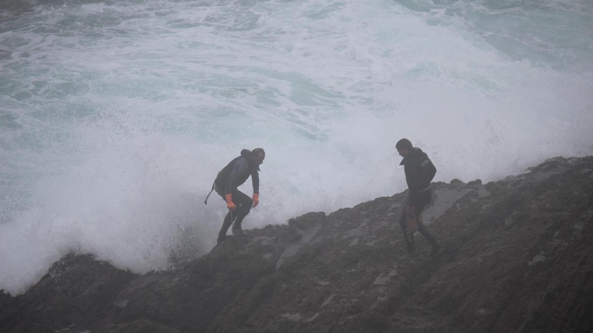 Félix López y Eugenio Pérez trabajando en la costa de Viavélez durante la pasada temporada.