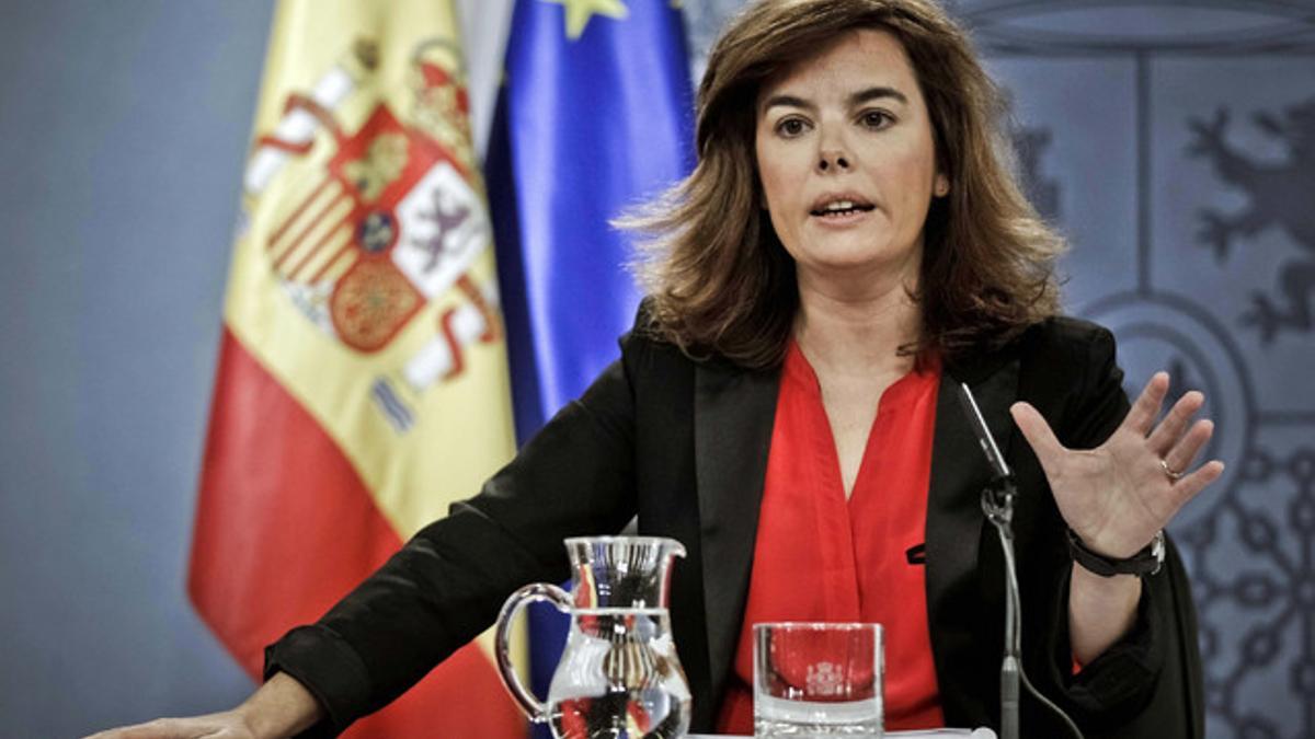 La vicepresidenta Sáenz de Santamaría, en la rueda de prensa posterior al Consejo de Ministros. EFE