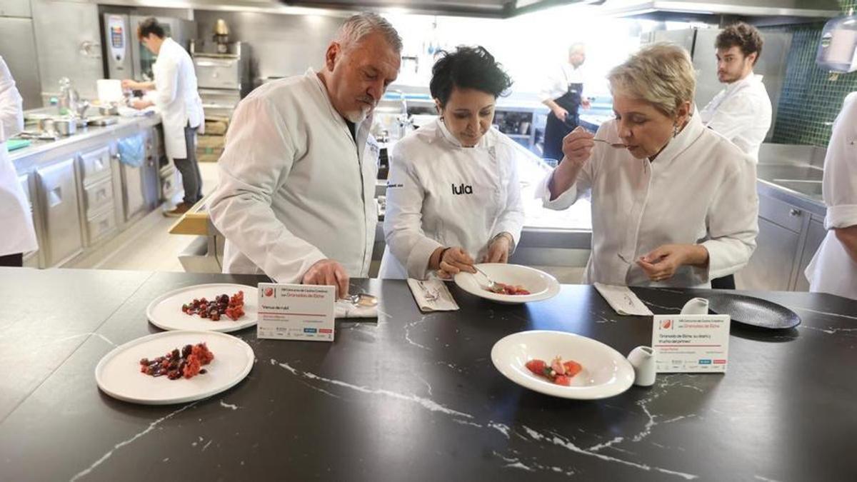 El jurado formado por Paco Torreblanca, Aurora Torres y Susi Díaz degustando uno de los platos a concurso