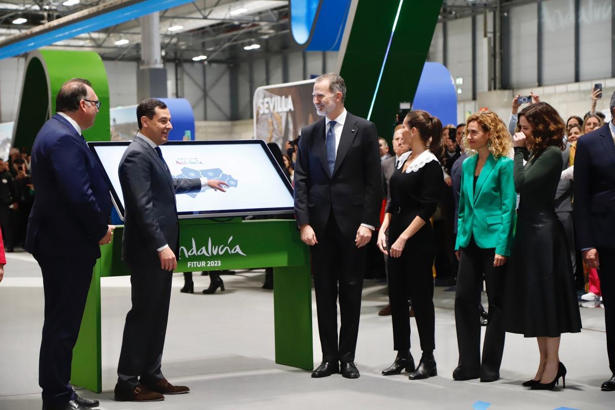 Visita de Sus Majestades al pabellón de Andalucía.