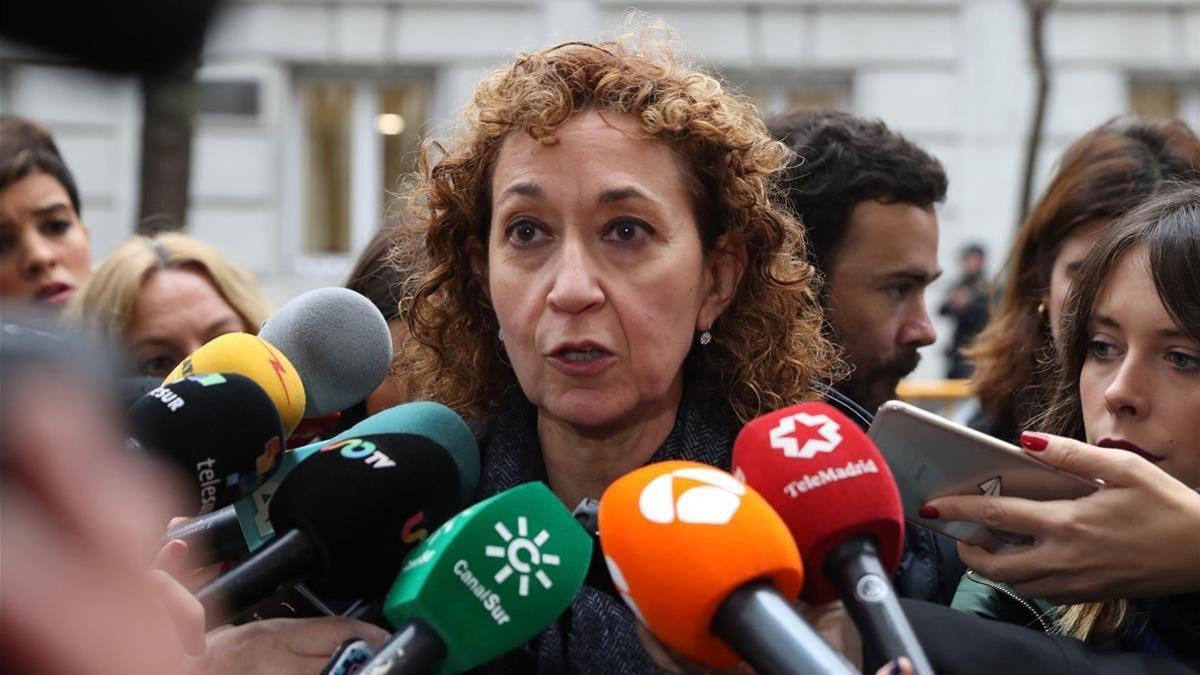 La diputada Ester Capella hace declaraciones a los medios a las puertas del Tribunal Supremo.