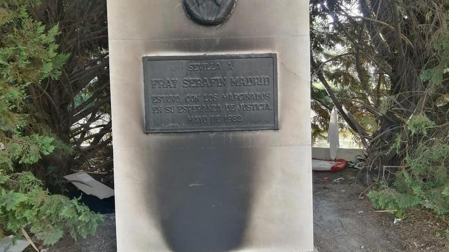 Vandalismo en Nervión: aparece quemado un monumento de Álvarez Duarte