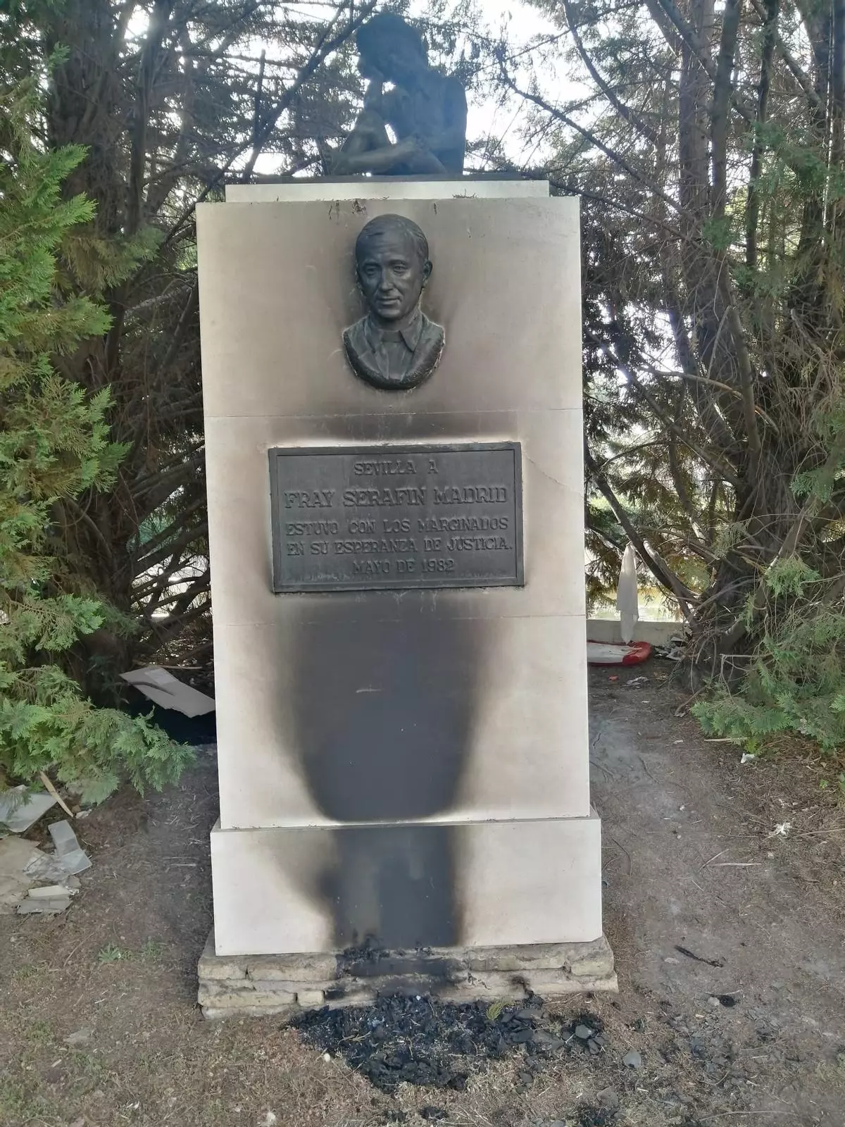 Vandalismo en Nervión: aparece quemado un monumento de Álvarez Duarte