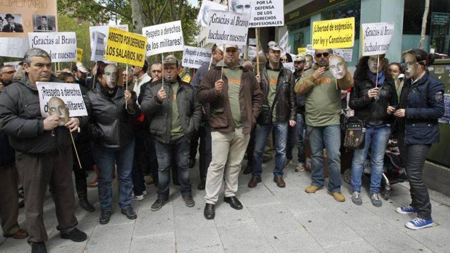 Un centenar de militares protesta por el arresto del presidente de AUME