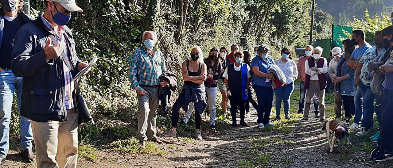 La reunión con los vecinos de Sar y Cabalo. |   // G.NÚÑEZ