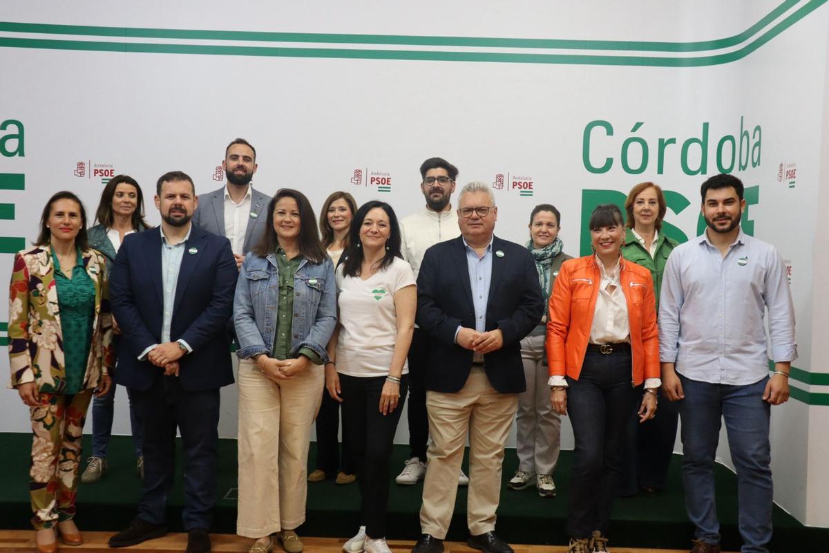 Silvia Mellado y Rafi Crespin, en el centro, junto a los miembros de la candidatura del PSOE en la sede socialista.