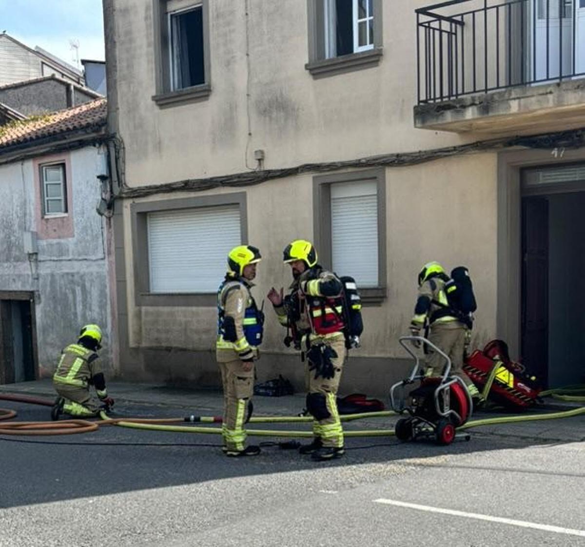 Efectivos de los Bomberos de Santiago desplazados este viernes a O Castiñeiriño