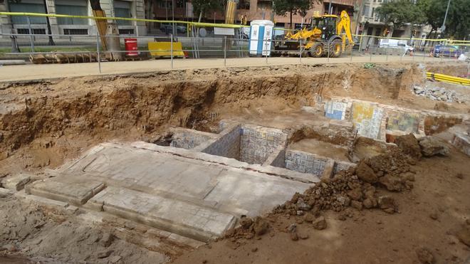 Restos desenterrados durante las obras de un colector en la Diagonal.