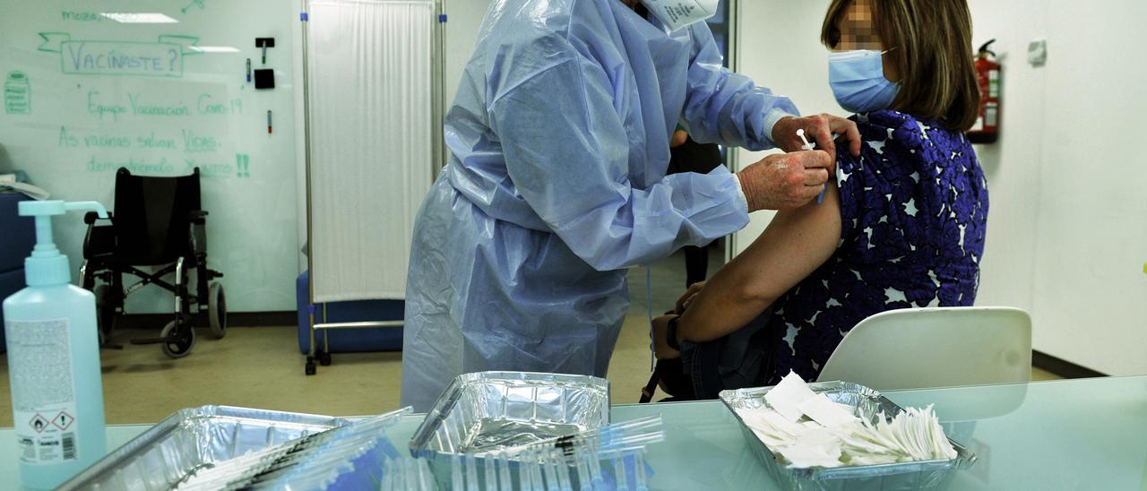 Una mujer recibe una dosis de la vacuna en un hospital.