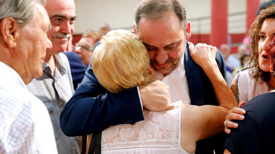 Pilar Alcorisa y José Luis Ábalos se abrazan entre lágrimas este domingo en Burjassot.