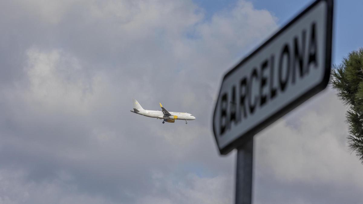 Un avión de Vueling sobrevolando las inmediaciones del aeropuerto de El Prat.