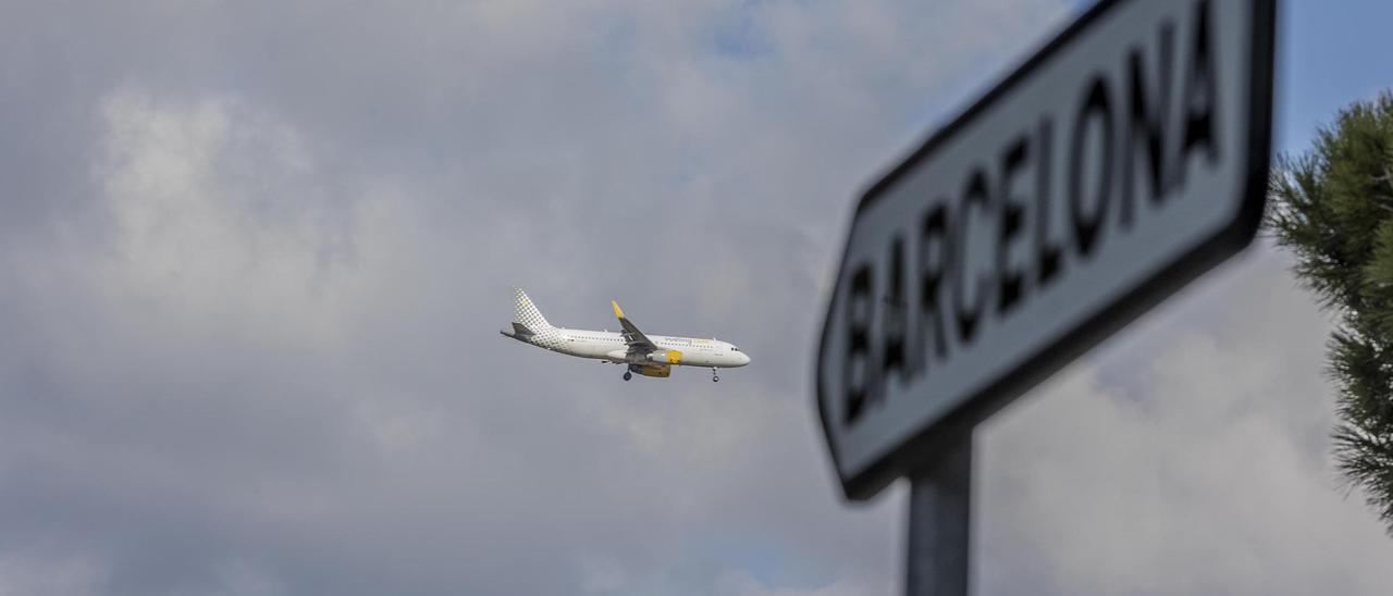 Un avión de Vueling sobrevolando las inmediaciones del aeropuerto de El Prat.