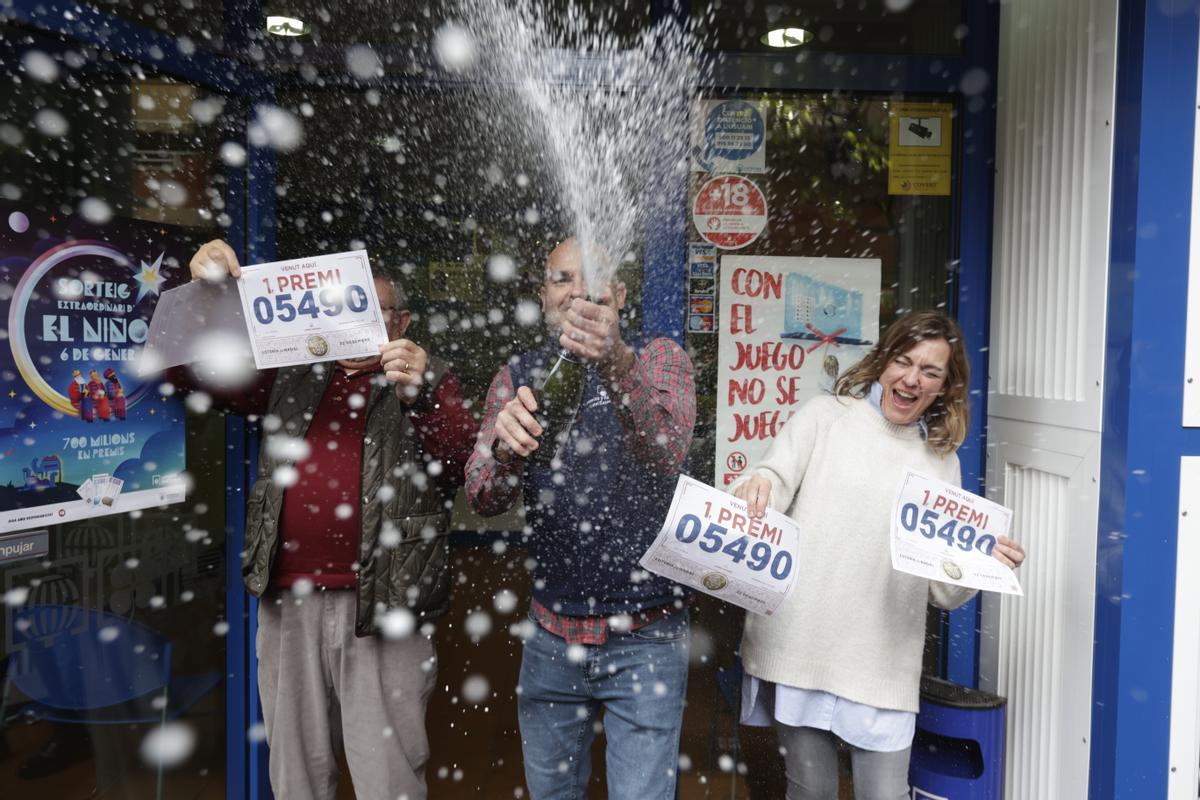 La familia López, propietarios de la administración número 2 de Barberà del Vallés, celebra haber vendido 5 series del gordo de la lotería de Navidad.