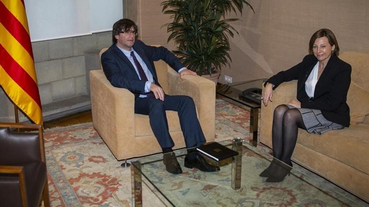 El presidente de la Generalitat, Carles Puigdemont, recibe a la presidenta del Parlament, Carme Forcadell.