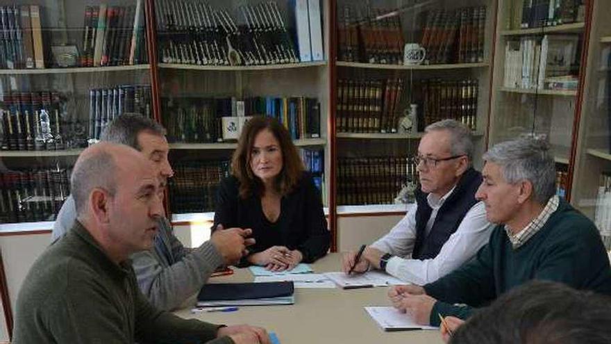 Begoña López preside la mesa en la reunión celebrada ayer.