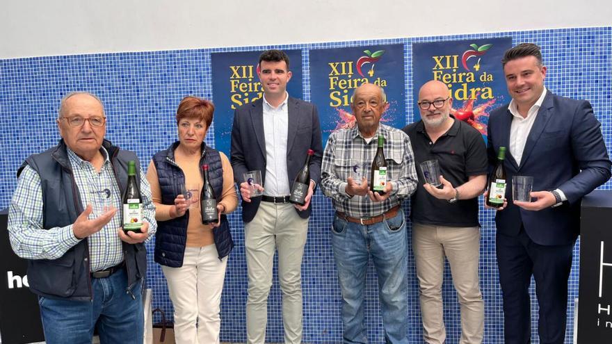 Louzao junto a representantes del sector sidrero ayer durante la presentación de la Feira da Sidra.