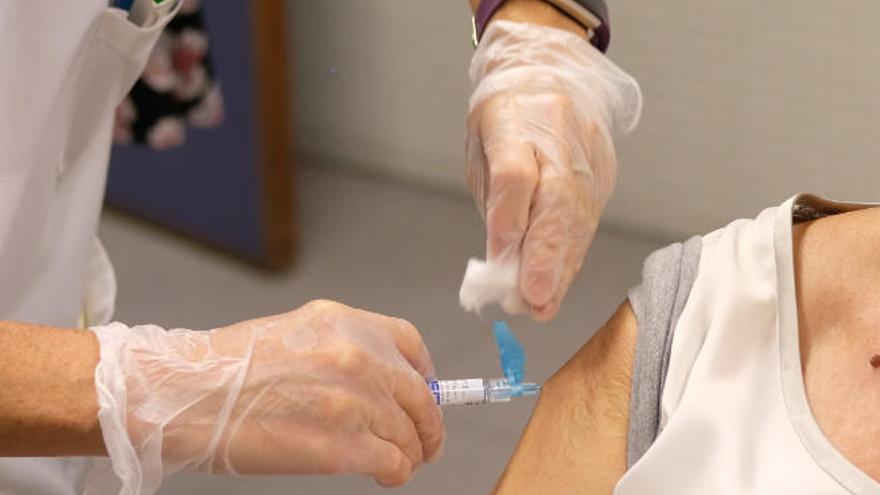 Una usuaria se vacuna contra la gripe en un centro de salud en la capital grancanaria.