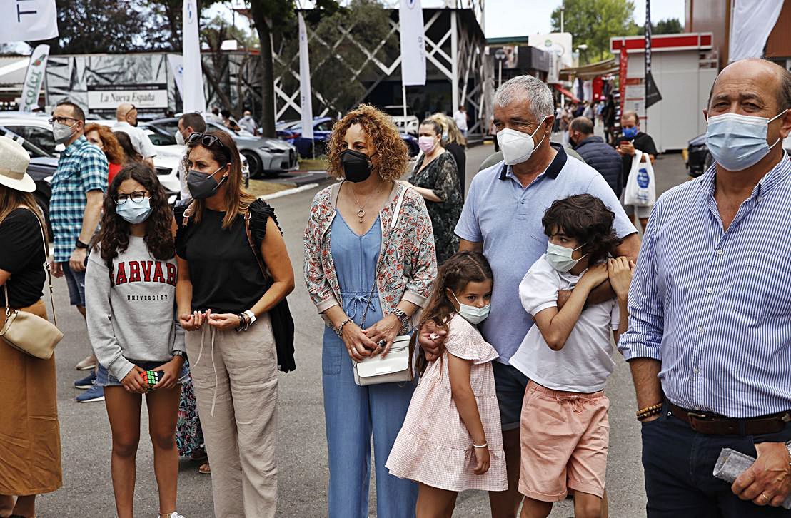 El padre del jugador, José Manuel; su mujer, Noelia, y sus hijos, Iyán y Claudia, durante el acto. | Ángel González