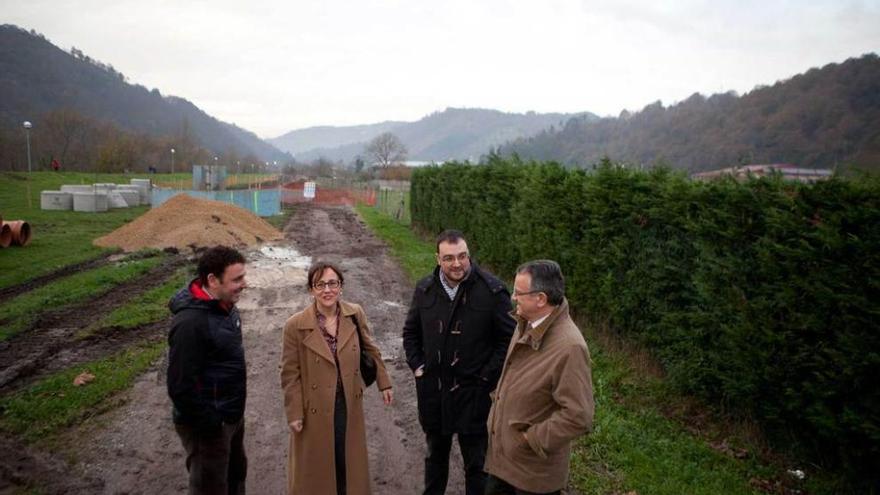 Por la izquierda, Julio García, Belén Fernández, Adrián Barbón y Manuel Gutiérrez, en la visita a las obras que se ejecutan para evitar inundaciones en la Pola.