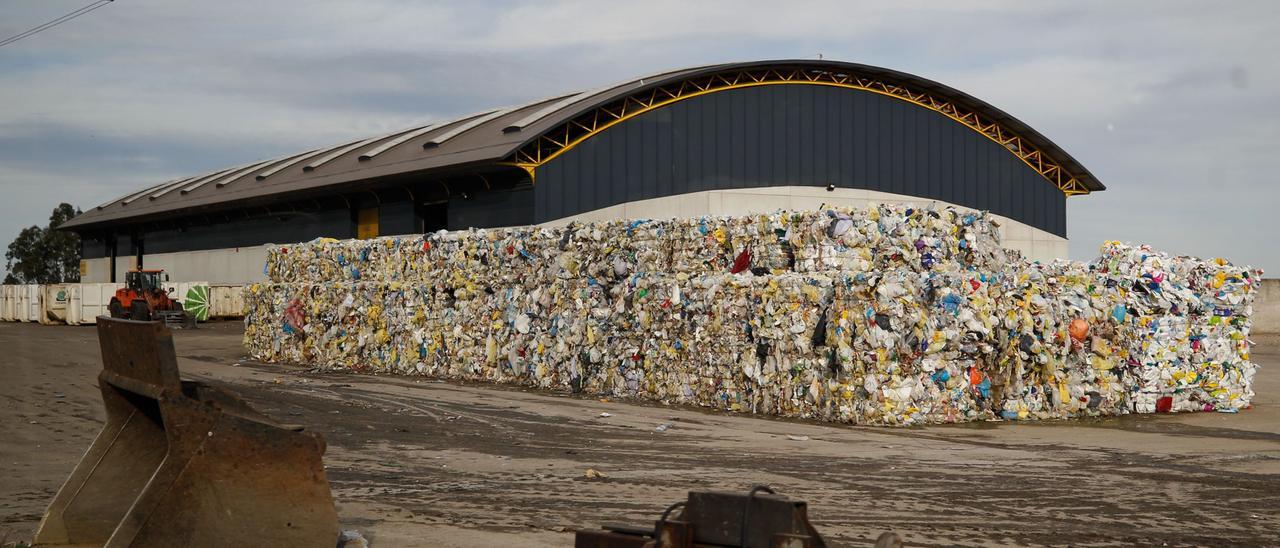 Fardos de basura en las instalaciones de Cogersa.