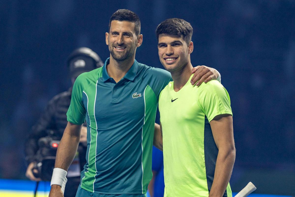 Novak Djokovic y Carlos Alcaraz en la foto previa al duelo