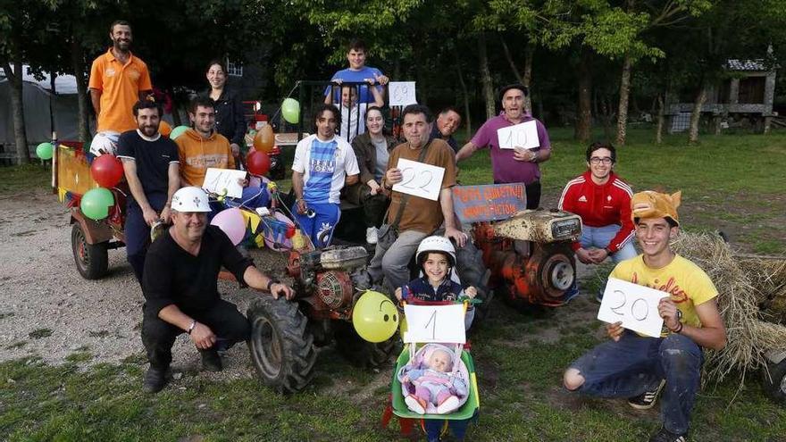 Integrantes de la comisión de fiestas de Santa Mariña, preparados para las pruebas. // Ricardo Grobas