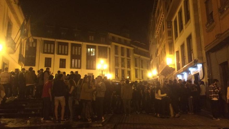 Los estudiantes de Oviedo vuelven a tomar el Antiguo con un botellón masivo