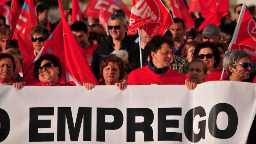 Los trabajadores de la comarca de O Salnés en una manifestación en Vilagarcía de Arousa.  // Iñaki Abella