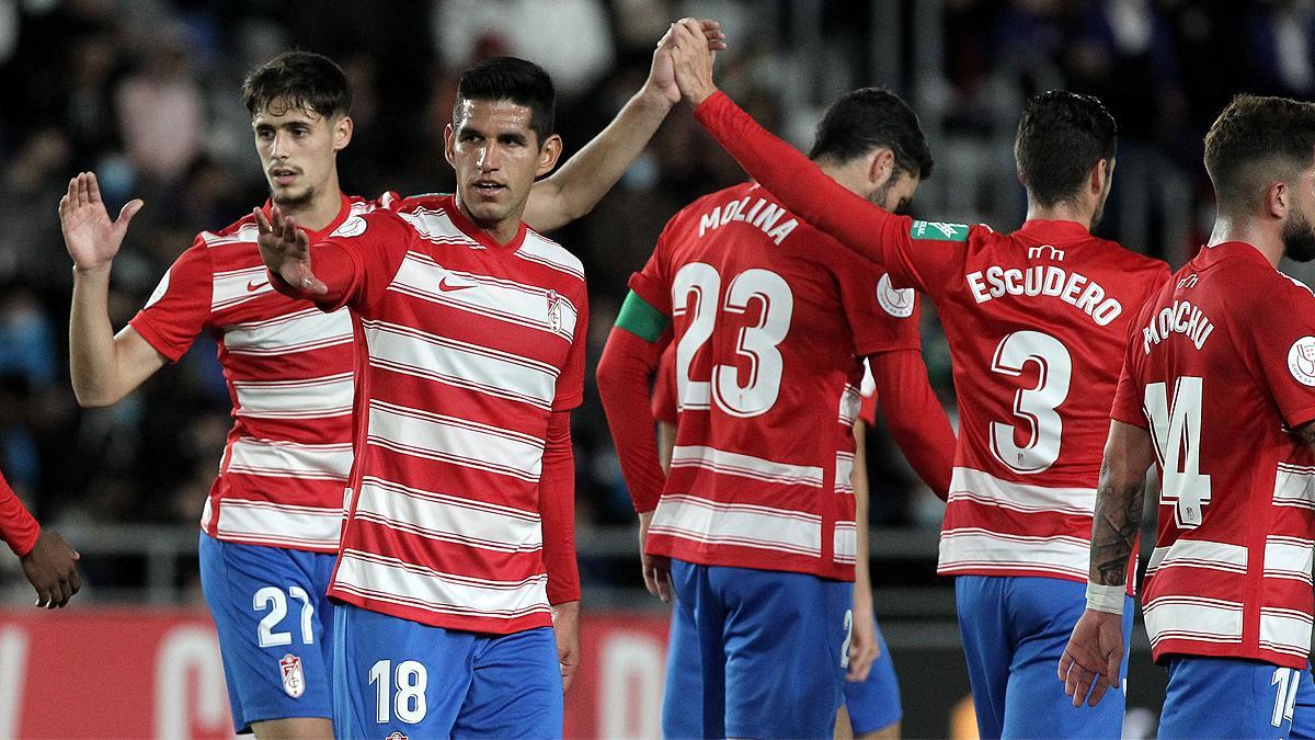 Los jugadores del Granada celebran uno de sus goles ante el Laguna.