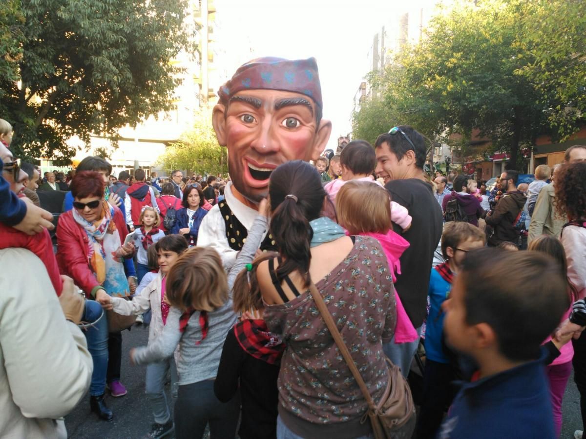 Gigantes y cabezudos en La Almozara