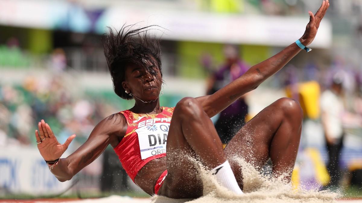 Fátima Diame, durante uno de sus saltos