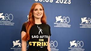 Jessica Chastain posa en Venecia con una camiseta de apoyo a la huelga de actores y guionistas.