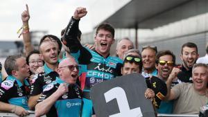 MOTEGI (Japan), 28/09/2025.- CFMoto Aspar Team rider Daniel Holgado (C) of Spain and his team jubilate during the Motorcycling Grand Prix of Japan in Motegi, Tochigi Prefecture, northeastern Japan, 28 September 2025. (Motociclismo, Japón, España) EFE/EPA/FRANCK ROBICHON