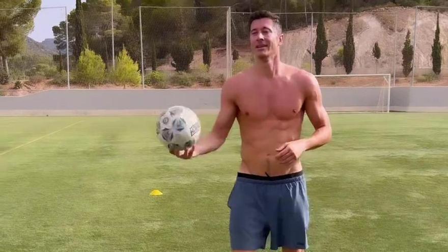 Lewandowksi se pone a punto en el campo de fútbol de Peguera