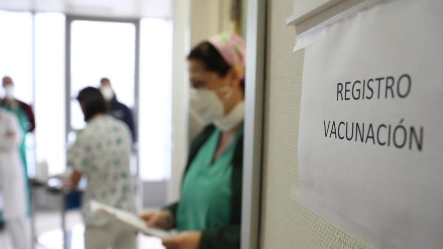 Trabajadores sanitarios, en una sala de registro de vacunación.