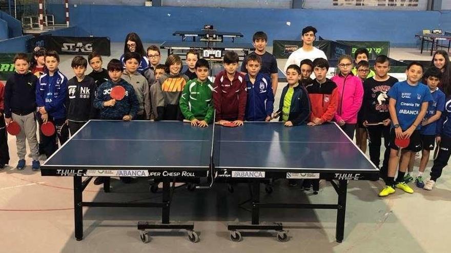 Participantes en el Torneo Escolar de Tenis de Mesa disputado en Romarigo. // FDV