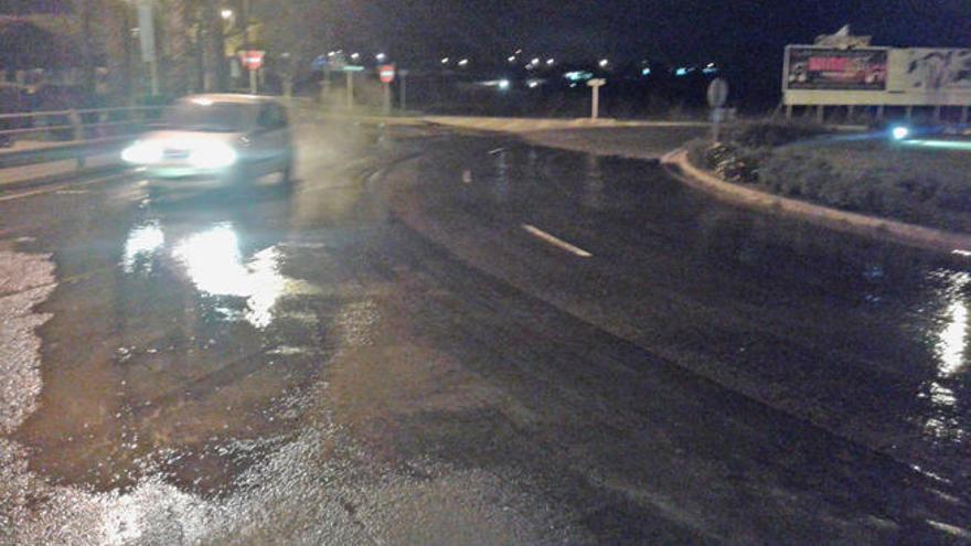 El agua de la fuga cubrió la calle de Corona hasta la rotonda de Can Misses.
