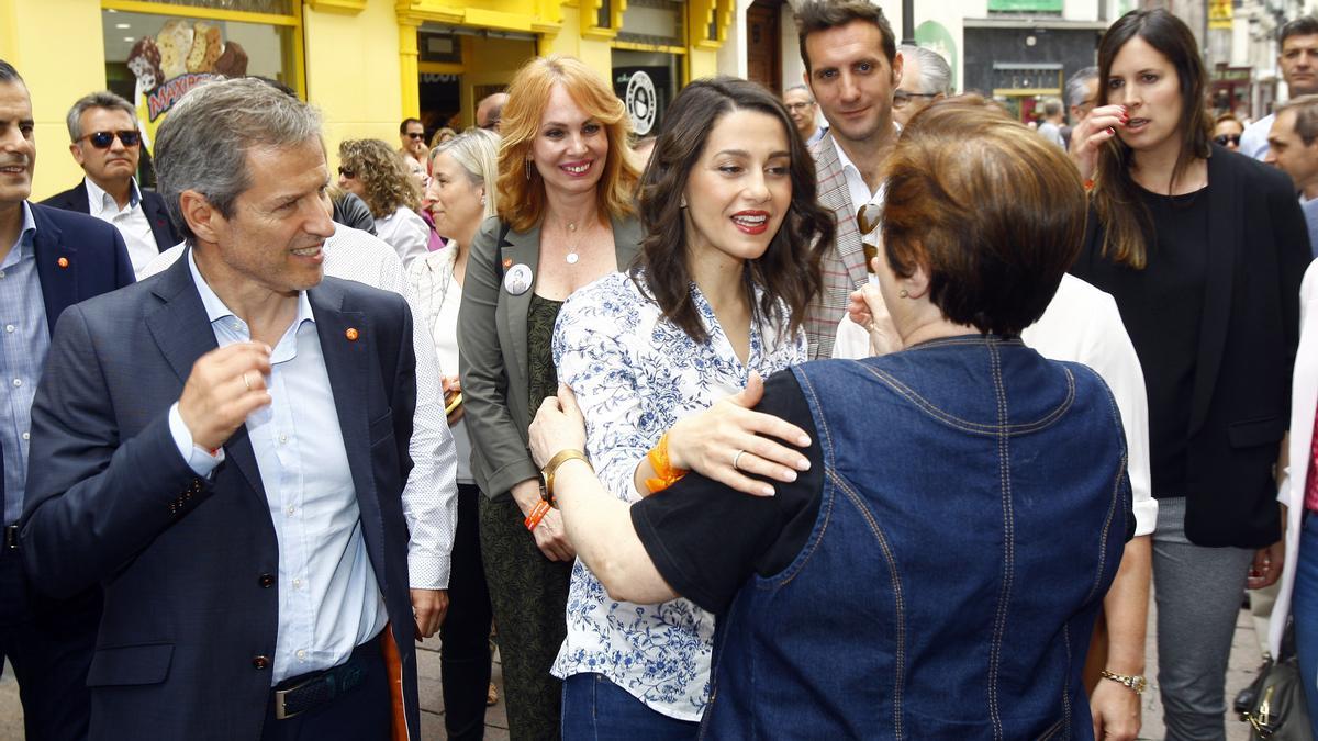 Inés Arrimadas saluda a una ciudadana en la calle Alfonso I en una de sus últimas visitas a Zaragoza.